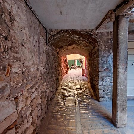Guest House Sotto I Volti Centro Storico Ровинь Экстерьер фото
