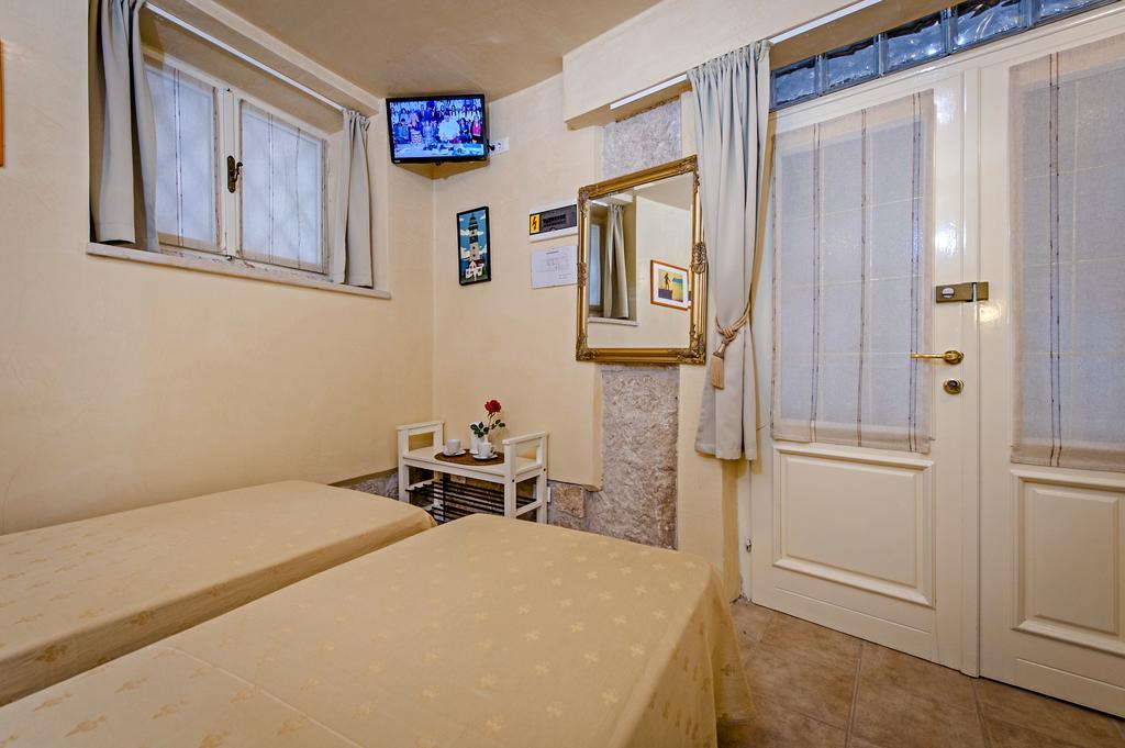 Guest House Sotto I Volti Centro Storico Ровинь Экстерьер фото