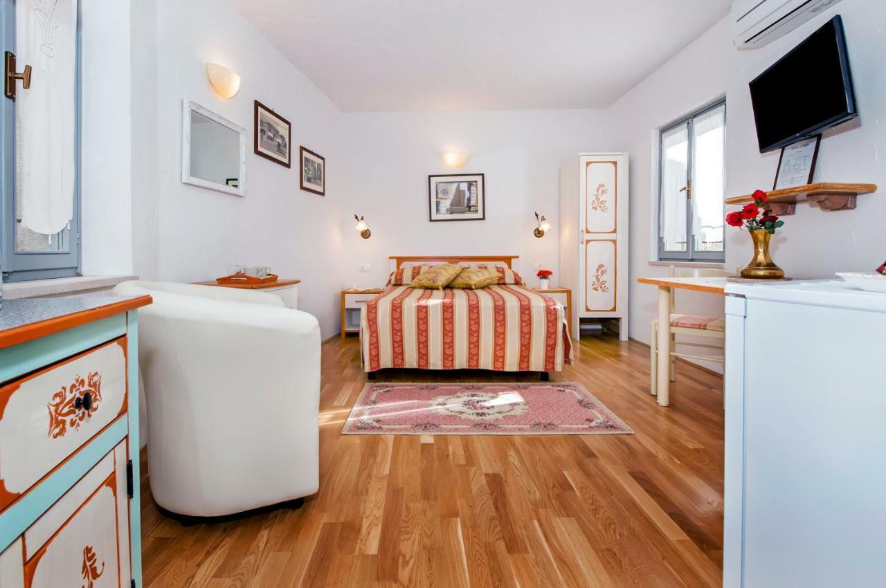 Guest House Sotto I Volti Centro Storico Ровинь Экстерьер фото