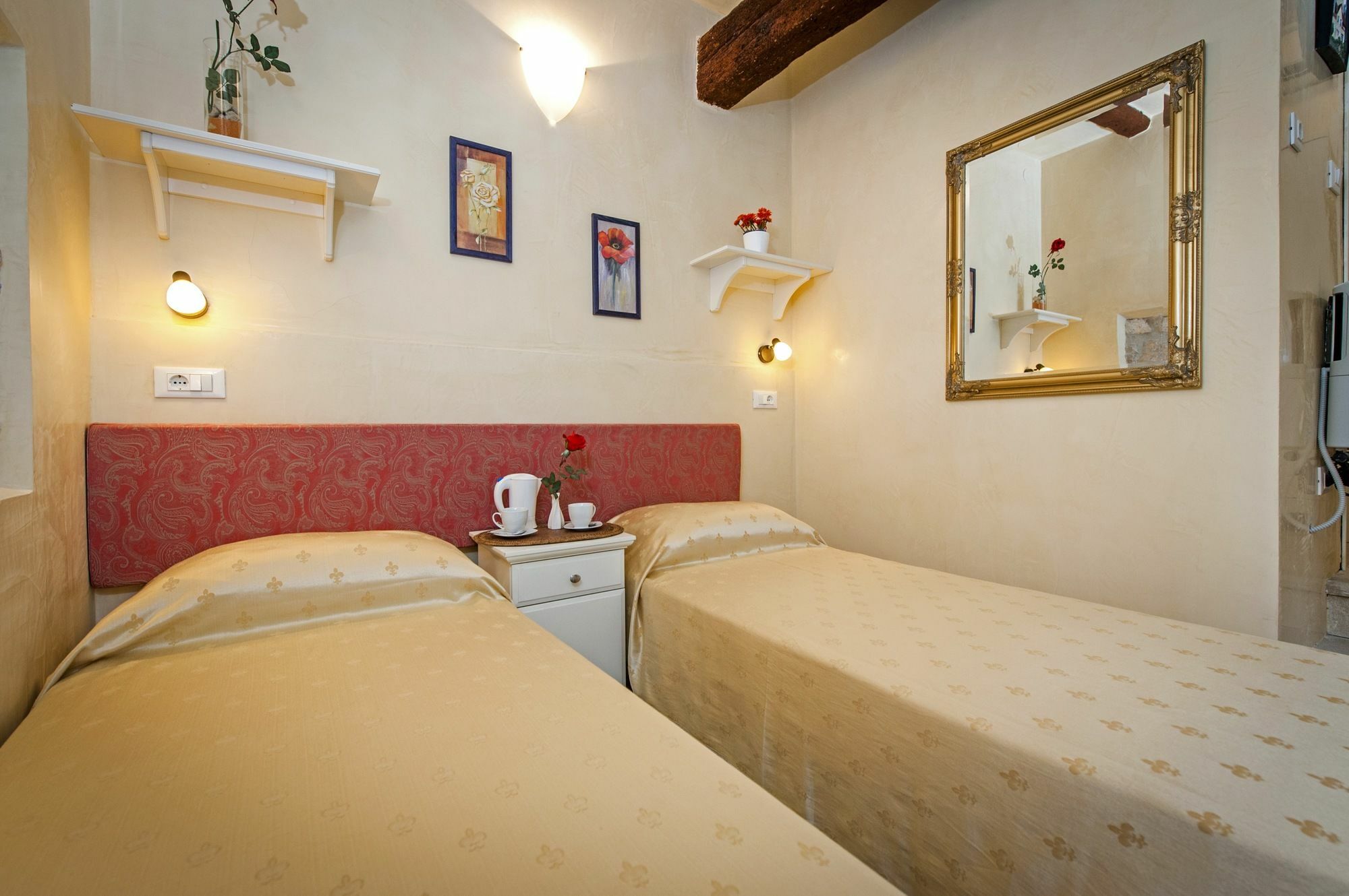 Guest House Sotto I Volti Centro Storico Ровинь Экстерьер фото