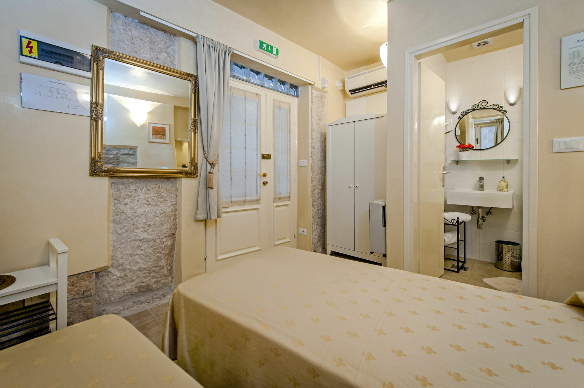 Guest House Sotto I Volti Centro Storico Ровинь Экстерьер фото